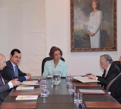 Su Majestad la Reina durante la firma de renovación del convenio de colaboración con el secretario general de FORTA, Enrique Laucirica